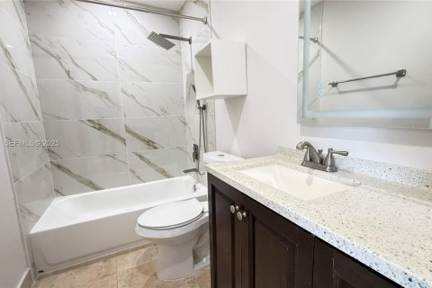 Condo in Dania Beach, Florida, 2 bedrooms  № 1991800 - photo 9