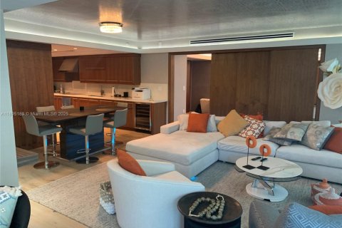 Condo in Surfside, Florida, 2 bedrooms  № 2014225 - photo 2