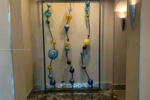 Condo in Surfside, Florida, 2 bedrooms  № 2014225 - photo 23