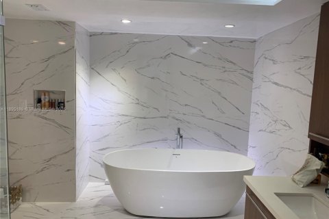 Condo in Surfside, Florida, 2 bedrooms  № 2014225 - photo 15