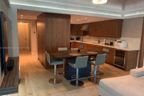 Condo in Surfside, Florida, 2 bedrooms  № 2014225 - photo 7