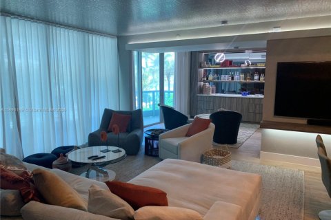 Condo in Surfside, Florida, 2 bedrooms  № 2014225 - photo 3