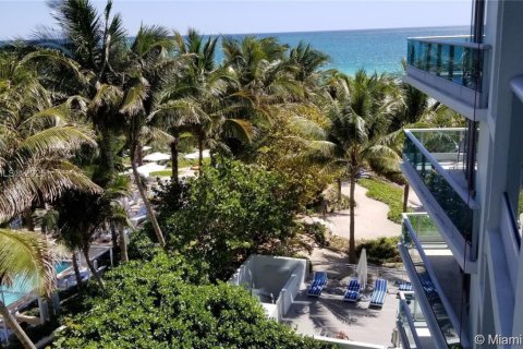 Condo in Surfside, Florida, 2 bedrooms  № 2014225 - photo 27