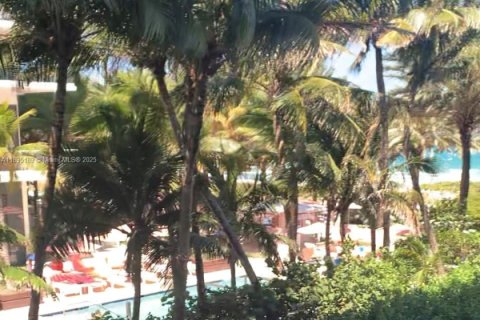 Condo in Surfside, Florida, 2 bedrooms  № 2014225 - photo 25