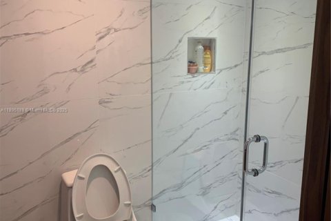 Condo in Surfside, Florida, 2 bedrooms  № 2014225 - photo 19