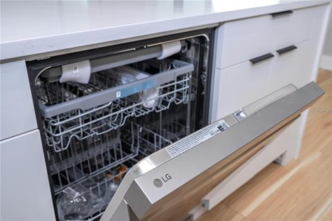 Снять в аренду виллу или дом в Порт-Шарлотт, Флорида 11 комнат, 166.76м2, № 2221168 - фото 22
