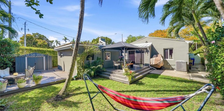 Дом в Майами, Флорида 3 спальни, 152.36м2 № 2048623