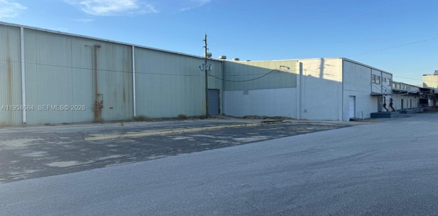 Commercial property in Davenport, Florida № 2020867