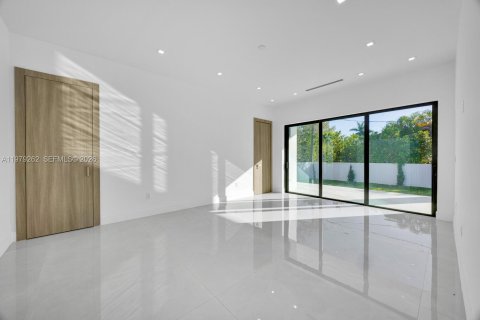 Купить виллу или дом в Майами-Спрингс, Флорида 4 спальни, 244.7м2, № 2049513 - фото 14