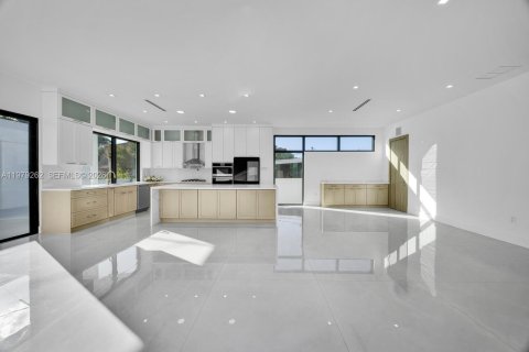 Купить виллу или дом в Майами-Спрингс, Флорида 4 спальни, 244.7м2, № 2049513 - фото 9