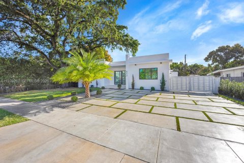 Купить виллу или дом в Майами-Спрингс, Флорида 4 спальни, 244.7м2, № 2049513 - фото 2