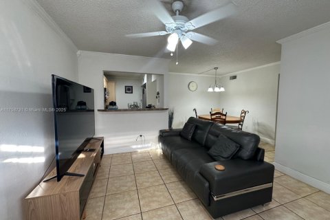Condominio en venta en Hialeah, Florida, 2 dormitorios, 69.4 m2 № 1868323 - foto 3