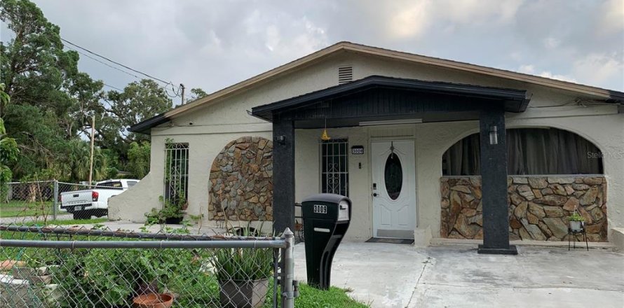 House in Tampa, Florida 3 bedrooms, 130.71 sq.m. № 1907021
