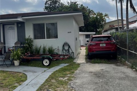Commercial property in Miami, Florida 176.98 sq.m. № 1840774 - photo 1