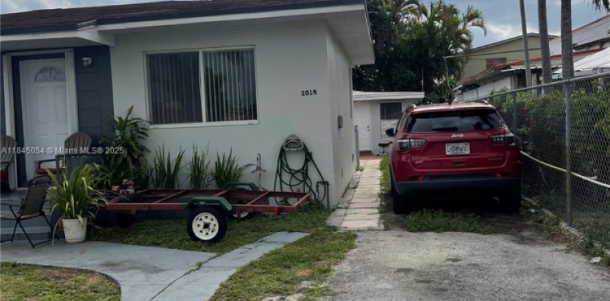Commercial property in Miami, Florida 176.98 sq.m. № 1840774