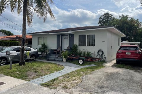 Commercial property in Miami, Florida 176.98 sq.m. № 1840774 - photo 2