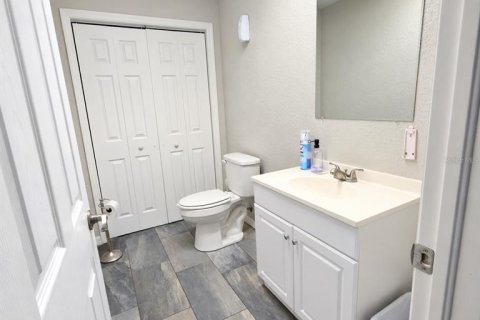 Immobilier commercial à louer à Spring Hill, Floride: 249.91 m2 № 2404772 - photo 7