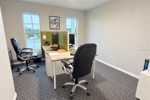 Immobilier commercial à louer à Spring Hill, Floride: 249.91 m2 № 2404772 - photo 5