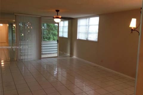 Condominio en venta en Plantation, Florida, 1 dormitorio, 87.33 m2 № 1992983 - foto 2