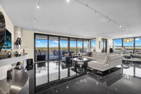 Condo in Miami, Florida, 3 bedrooms № 2026608 - photo 2