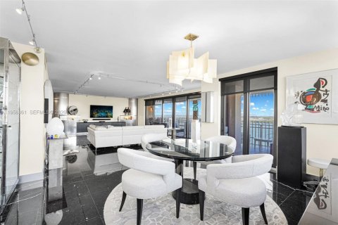 Condo in Miami, Florida, 3 bedrooms № 2026608 - photo 16