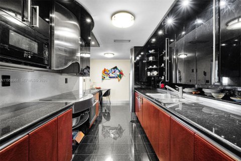 Condo in Miami, Florida, 3 bedrooms № 2026608 - photo 23