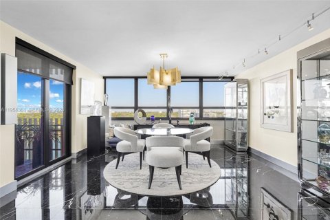 Condo in Miami, Florida, 3 bedrooms № 2026608 - photo 11