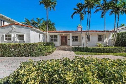 Снять в аренду виллу или дом в Майами-Бич, Флорида 4 спальни, 202.53м2, № 1991297 - фото 1
