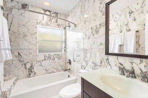 Снять в аренду виллу или дом в Майами-Бич, Флорида 4 спальни, 202.53м2, № 1991297 - фото 21