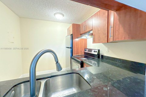 Condo in Miami, Florida, 2 bedrooms  № 2048188 - photo 8