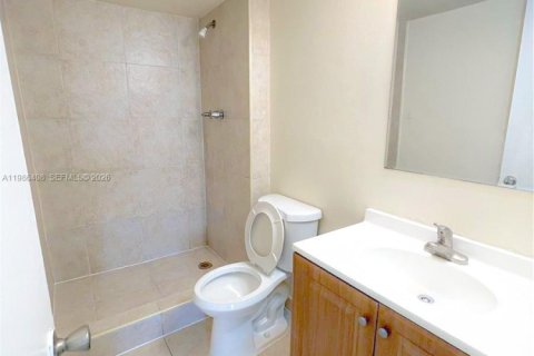 Condo in Miami, Florida, 2 bedrooms  № 2048188 - photo 17