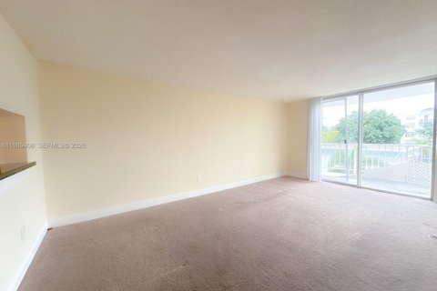 Condo in Miami, Florida, 2 bedrooms  № 2048188 - photo 9