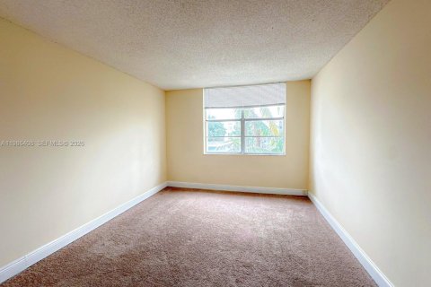 Condo in Miami, Florida, 2 bedrooms  № 2048188 - photo 16