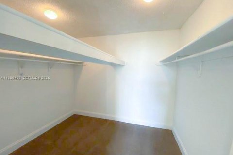 Condo in Miami, Florida, 2 bedrooms  № 2048188 - photo 11