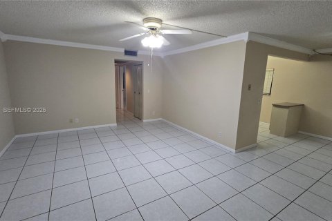 Condo in Pembroke Pines, Florida, 2 bedrooms  № 2009718 - photo 5
