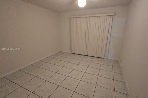 Condo in Pembroke Pines, Florida, 2 bedrooms  № 2009718 - photo 10