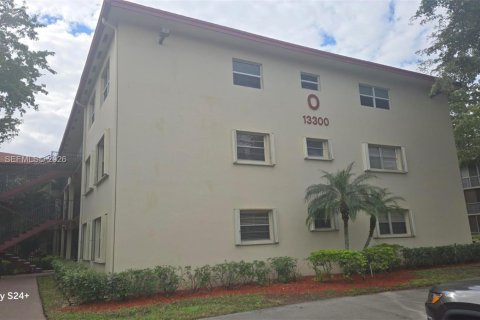 Condo in Pembroke Pines, Florida, 2 bedrooms  № 2009718 - photo 2