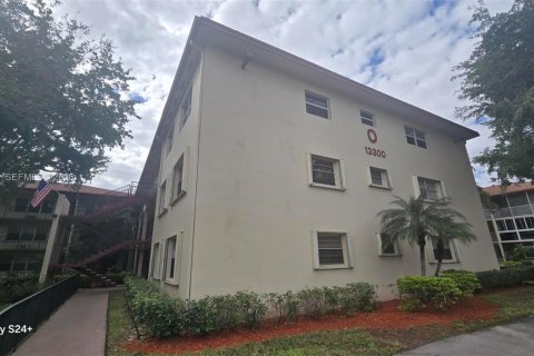 Condo in Pembroke Pines, Florida, 2 bedrooms  № 2009718 - photo 3