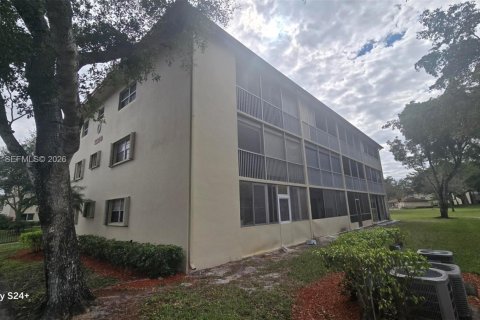 Condo in Pembroke Pines, Florida, 2 bedrooms  № 2009718 - photo 4