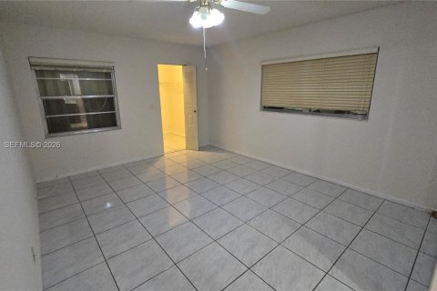 Condo in Pembroke Pines, Florida, 2 bedrooms  № 2009718 - photo 7