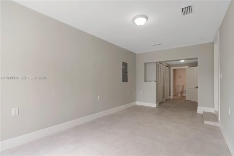 Casa en alquiler en Miami, Florida, 4 dormitorios, 185.71 m2 № 1996719 - foto 11