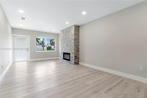 Casa en alquiler en Miami, Florida, 4 dormitorios, 185.71 m2 № 1996719 - foto 7