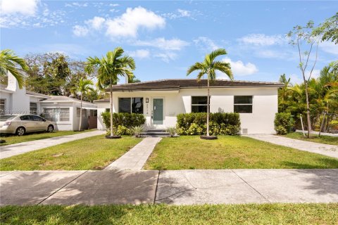 Casa en alquiler en Miami, Florida, 4 dormitorios, 185.71 m2 № 1996719 - foto 2