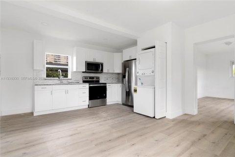 Casa en alquiler en Miami, Florida, 4 dormitorios, 185.71 m2 № 1996719 - foto 18