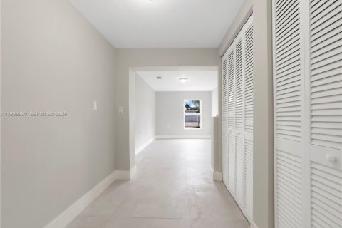 Casa en alquiler en Miami, Florida, 4 dormitorios, 185.71 m2 № 1996719 - foto 12