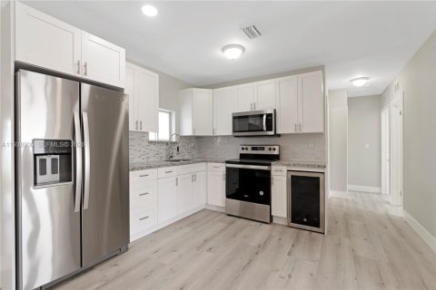 Casa en alquiler en Miami, Florida, 4 dormitorios, 185.71 m2 № 1996719 - foto 9