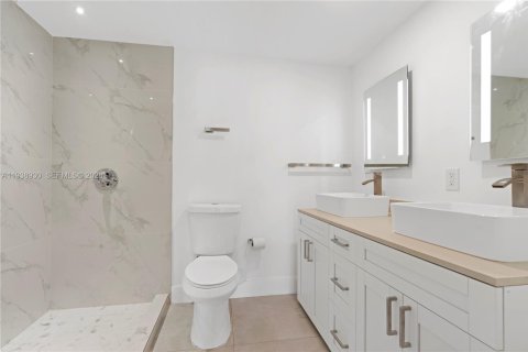 Casa en alquiler en Miami, Florida, 4 dormitorios, 185.71 m2 № 1996719 - foto 13