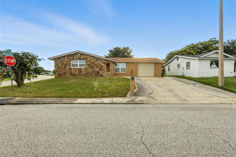 Casa en venta en Port Richey, Florida, 3 dormitorios, 137.4 m2 № 1883948 - foto 1