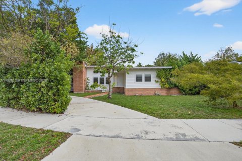 House in South Miami, Florida 4 bedrooms, 164.25 sq.m. № 2047436 - photo 2