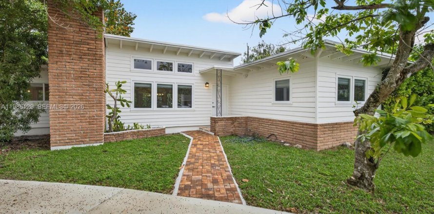 House in South Miami, Florida 4 bedrooms, 164.25 sq.m. № 2047436